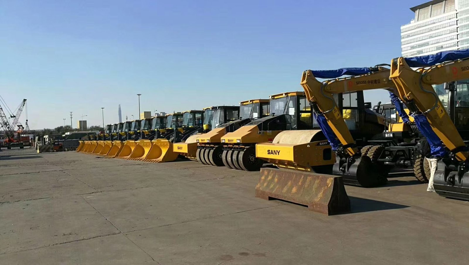 Project cargo and bulk cargo loading at a Beibu Gulf port